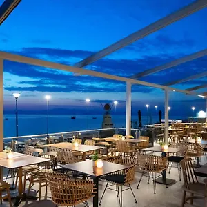 Hotel Sea Level, Polychrono